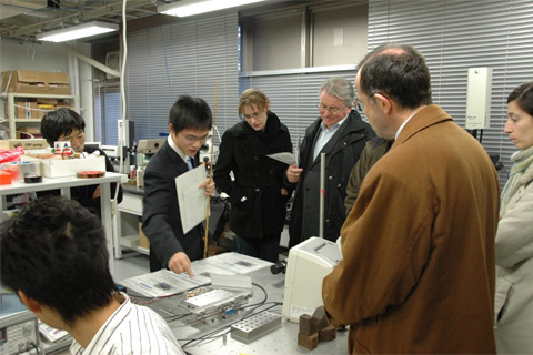 �y�ʐ^�z�����g���[�^�̃f�����X�g���[�V����